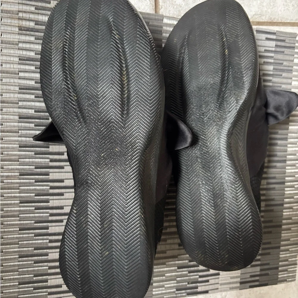 Like New Bobs Skechers Memory Foam Black Slip-On Shoes with Satin Bow size 9.5 - Picture 2 of 3